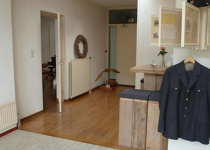 Het Oude Postkantoor 3* برومين